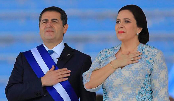 Hernández, de 49 años junto a su esposa, tomó posesión en un breve acto en un estadio de Tegucigalpa en el que prometió "reconciliación". 