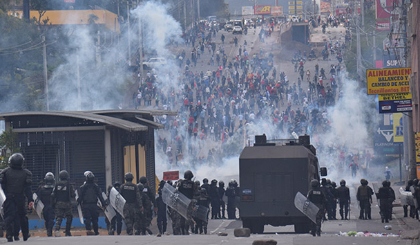 La policía dispara bombas lacrimógenas durante choques con manifestantes que se oponen a un nuevo mandato de Juan Orlando Hernández, en Tegucigalpa. REUTERS | Edgard Garrido