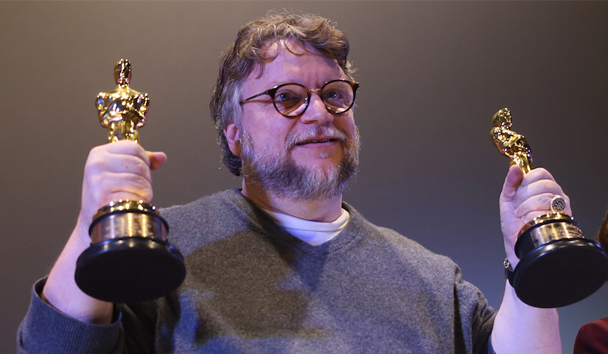 Del Toro muestra sus Premios Oscar a Mejor Director y Mejor Película en el Festival Internacional de Cine de Guadalajara 2018. Foto: Xinhua.
