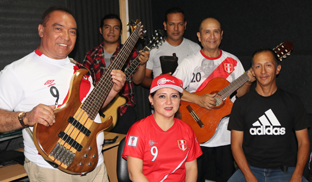 Magaly Ríos y el grupo de músicos que intervinieron en la producción del tema "Los Mejores"