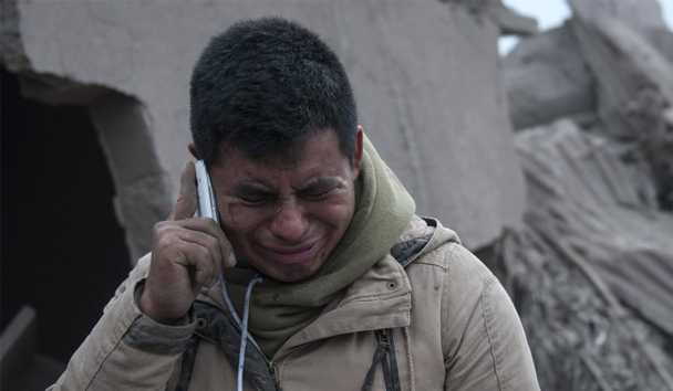 Un joven, que busca a su esposa, llora tras observar las cenizas a las que se ha visto reducido su vecindario tras la erupción del volcán, en Escuintla, (Guatemala). OLIVER DE ROS: AP