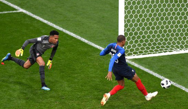 El francés Mbappé solo tuvo que empujar el balón y convertir el único gol. Foto: @UEFAcom_es/ Twitter.
