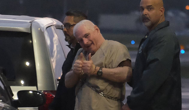 El expresidente de Panamá, Ricardo Martinelli, en el aeropuerto de Miami. AFP