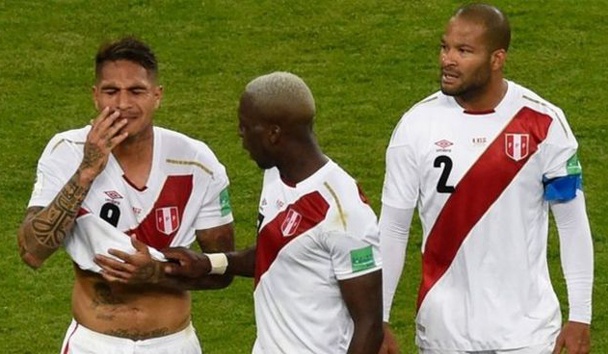 Paolo Guerrero, que fue ovacionado al salir al campo, recibió el consuelo de sus compañeros al final del partido. Pese al resultado adverso contra Dinamarca, la BBC destacó el impresionante juego de Perú. Imagen AFP