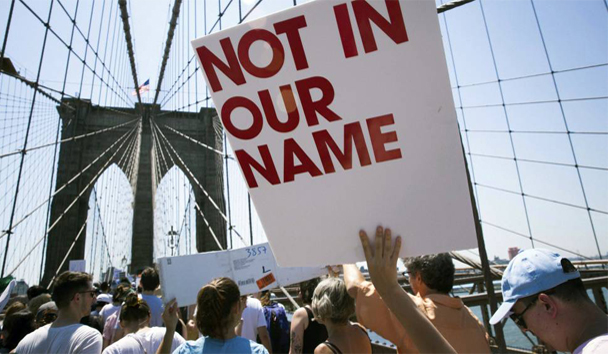 Participantes en la manifestación de Nueva York, este sábado. REUTERS 