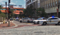 El tiroteo tuvo lugar en el "Jacksonville Landing", un centro comercial y de entretenimiento a la ribera del río St. Johns, en Jacksonville, una ciudad en el extremo noreste de Florida.