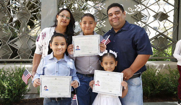 Nuevos ciudadanos estadounidenses Luis de 12 años, Edgar de 7, y Alexa de 5. Los acompañaron sus padres Karla Salgado y Alberto Ayala. (Aurelia Ventura/La Opinion)