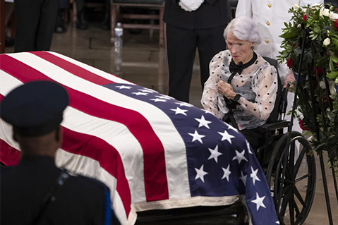 Sentada en una silla de ruedas, Roberta McCain, de 106 años, madre del senador John McCain, asiste al Capitolio para despedirse de su hijo. 