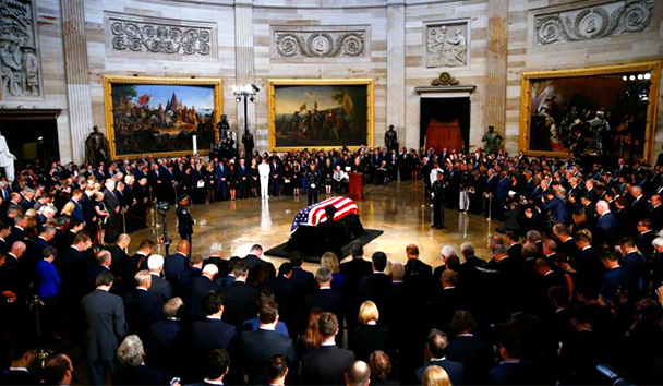 El Congreso estadounidense en pleno despide al senador republicano John McCain, ayer en Washington. | AFP