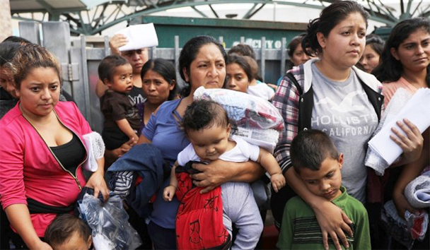 A raíz de una demanda que interpuso la Unión Americana de Libertades Civiles (ACLU), el juez federal Dana Sabraw ordenó en junio la reunificación de familias indocumentadas separadas en la frontera por la política de “tolerancia cero”. Foto: AFP | Spencer Platt