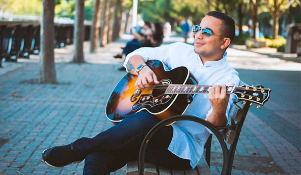 Felipe Peláez nuevamente nos transmite emociones a ritmo vallenato y con conceptos comerciales más allá de lo tradicional. Foto: Prensa Sony Music Colombia.