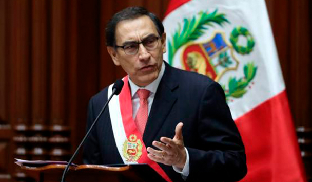 El presidente de Perú, Martín Vizcarra, afirmó hoy que la corrupción en su país “se agarra con uñas y dientes del Estado”, y que la lucha contra ese delito es “la tarea más importante” que se ha propuesto durante su gestión.