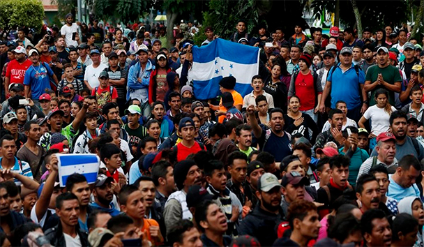 Los primeros migrantes cruzaron el puente fronterizo entre Tecún Umán (Guatemala) y Ciudad Hidalgo (México), y algunos más utilizaron barcazas para cruzar el río Suchiate, informó la organización Pueblo Sin Fronteras.