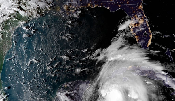 La tormenta tropical Michael, ahora convertida en huracán categoría 1, continúa cobrando impulso antes de tocar tierra en Florida, posiblemente el miércoles.