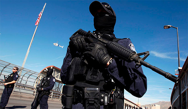 La patrulla fronteriza de EEUU vigila el puente internacional con México. Jose Luis Gonzalez / Reuters