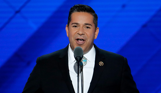 Uno de los 43, el representante por Nuevo México, Ben Ray Luján, ocupará la cuarta posición más elevada en el liderazgo demócrata y se convertirá en el hispano de mayor jerarquía en la historia de la cámara baja. 