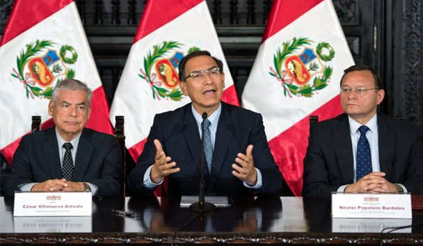 El presidente peruano, Martín Vizcarra (C), flanqueado por el primer ministro, César Villanueva (L) y el ministro de Relaciones Exteriores, Néstor Popolizio.