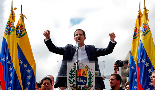 Guaidó, presidente de la Asamblea Nacional venezolana, se proclamó "presidente encargado" tras una juramentación en Caracas en el marco de las multitudinarias marchas ciudadanas en contra del gobierno de Maduro celebradas este miércoles en múltiples puntos del país.