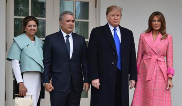 Primer encuentro entre los dos mandatarios y las primeras damas en la Casa Blanca. Foto: AFP