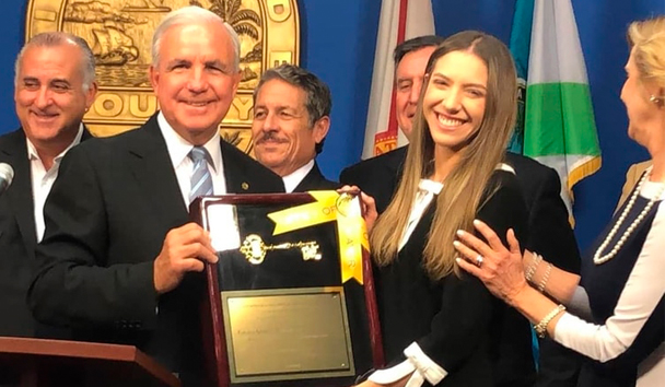 Fabiana Rosales recibió las llaves del Condado de Miami-Dade. Foto: @VP_Miami