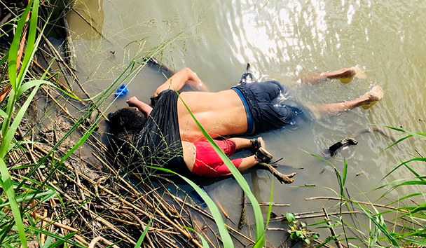 Los cuerpos de Óscar Alberto Martínez Ramírez y su hija de 23 meses, Valeria, fueron descubiertos en el río Bravo el 24 de junio. Credit Julia Le Duc/Associated Press