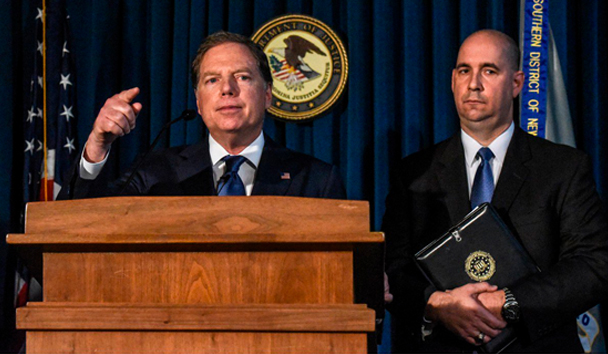 El fiscal federal para el Distrito Sur de Nueva York, Geoffrey Berman (izquierda), anunció cargos contra Jeffrey Epstein el lunes en Nueva York. Foto: AFP