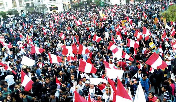 Cientos de peruanos celebraron el 30 de septiembre la decisión del presidente peruano Martín Vizcarra de disolver el Congreso luego de un prolongado enfrentamiento con la oposición legislativa, a la cual acusó de impedir su cruzada anticorrupción. BY AP