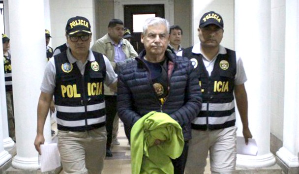 El ex primer ministro, Cesar Villanueva escoltado por la policía a la corte del Palacio de Justicia en Lima.  Foto: Francisco Medina |Oficina de Prensa Palacio de Justicia de Perú | (AP)( Associated Press)
