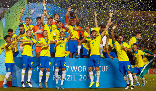 La selección brasileña festeja tras coronarse campeón del mundo sub'17 este domingo 17 de noviembre de 2019 en Gama, Brasil. (MIGUEL SCHINCARIOL/AFP via Getty Images)