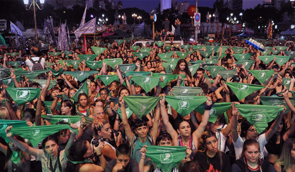 La llamada “marea verde” agrupa a los partidarios de legalizar el aborto en Argentina.  Foto: Enrique García Medina / EFE