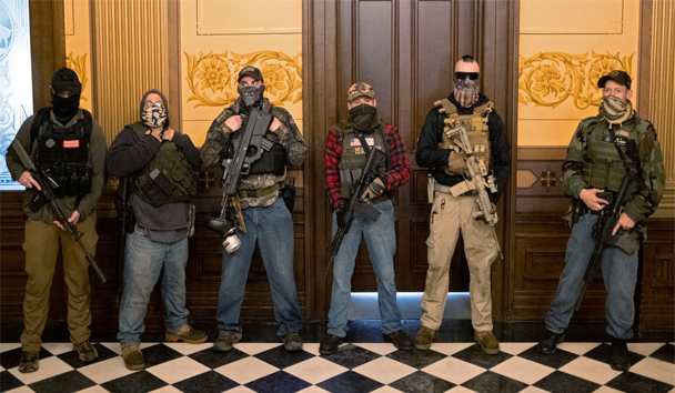 Parte del grupo armado apostados frente a la oficina de la gobernadora de Michigan Gretchen Whitmer. Reuters|Seth Herald