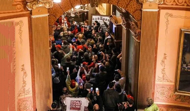 Entre la turba que ingresan al Capitolio de Michigan se evidencia partidarios de Trump.